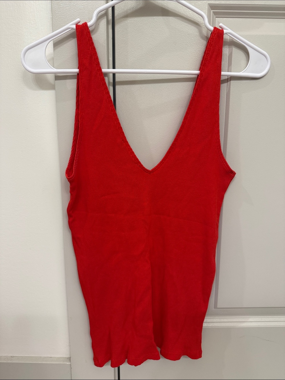 Express Red Ribbed V-Neck Tank - Picture 3 of 3